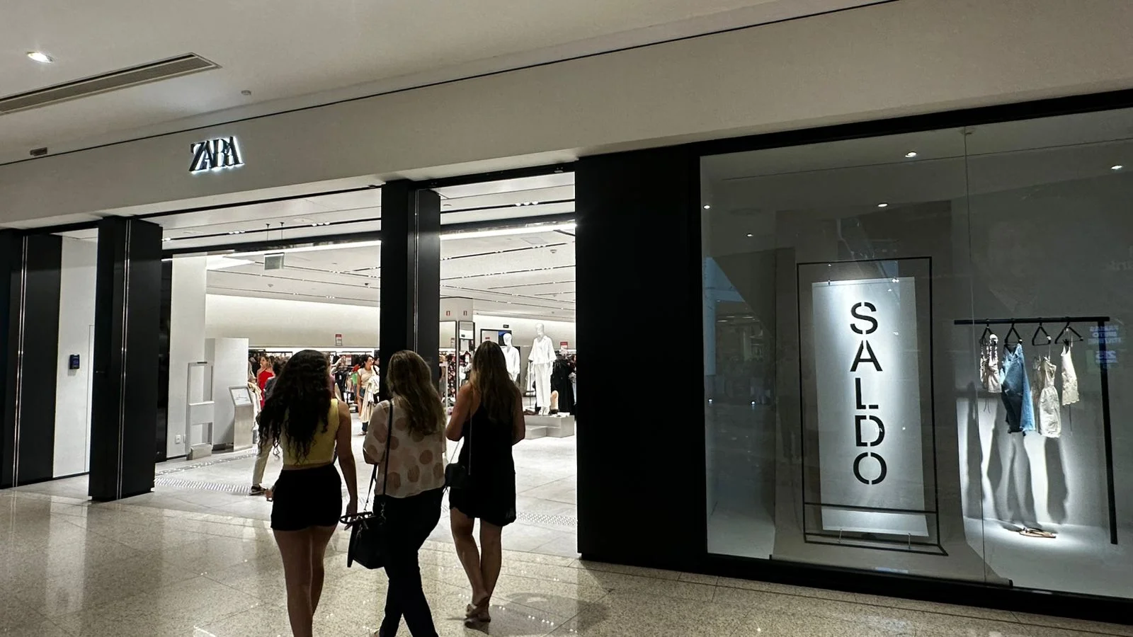 Começou o saldo da Zara no RioMar